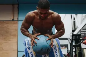 刘易斯：富里左右拳换架切换自如，还有身高优势，约书亚打不过他图片