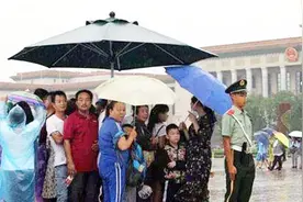什么是中国军人？武警将岗伞让给路人，自己在雨中继续站岗