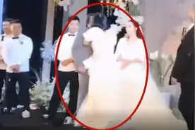 最尴尬婚礼现场火了，伴娘送祝福环节狂吻新郎，主持人机智救场图片