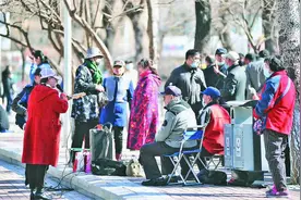 这个春天大爷大妈玩嗨了图片