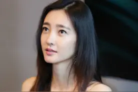 王丽坤看她和亲姐姐同框，当镜头拉近：鼻子成最大亮点图片