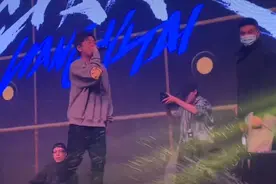 王以太再遇演出事故！现场失控观众快要打起来，被迫中断表演劝架图片