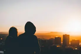 分手后还能再做朋友吗？真正爱过的人，根本做不到图片