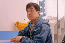 67岁成龙近照曝光，皮肤松弛显老模样大变，携刘浩存一起宣传新片图片