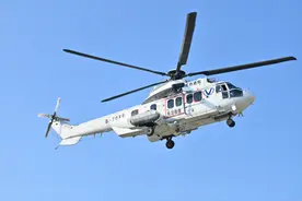 记者搭乘直升机直击新乡卫辉救援：八个月大女婴被顺利转运，一家人已在家中等待5天5夜图片