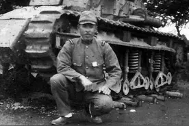 日本装甲兵有多差？装甲指挥官不在坦克里，反而骑在炮管上冲锋图片