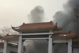 晋州殡仪馆烧尸炉油罐着火 众人从屋内慌乱跑出视频封面