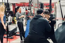 姚晨晒照健身，冠军张伟丽给她当教练？还有外国私教陪同太有钱图片