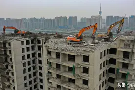 挖掘机高楼顶拆楼！怎么做到的？图片