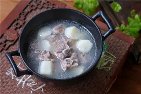 炖排骨时，很多人多了“这一步”，难怪排骨不香、汤没味图片