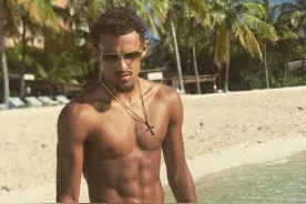 看上去很瘦，其实浑身肌肉的NBA球星，特雷杨库里很强悍图片