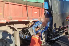 今晨南宁往北海高速公路两车追尾      司机被困经抢救无效身亡图片