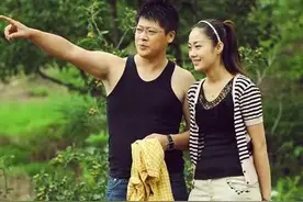 “谢永强”小12岁妻子近照，孕肚难掩气质，开心监督老公干农活图片