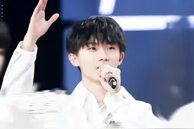 同父母不同命！19岁偶像高考落榜总分307，亲哥已被纽约大学录取图片