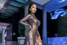 环球美女：阿内卡真会穿，包臀裙太显身材，加拿大博主性感风穿搭图片