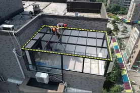 一楼业主违建也搭阳光房，不怕高空抛物？换成耐力板，起码用10年图片