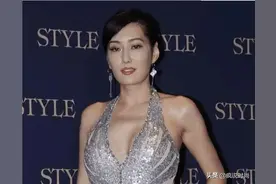 52岁孟广美不服老，挂脖礼服大秀凹凸感，饱满身材太诱人图片