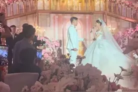 儿子大婚，闫学晶成泪人！带前夫和亲家合影，亲家母好有贵妇气质图片