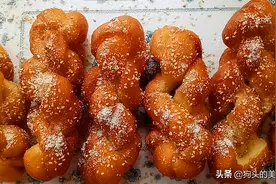 女儿想吃麻花，自己在家就可以做，淋上蜂蜜，香甜松软，太香了图片