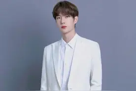 王一博、朱一龙和蔡徐坤，同样是穿白色西装，造型气质相差却很大图片
