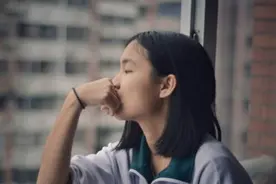 女儿有早恋的迹象，妈妈带着她去买衣服，回家后孩子果断放弃了图片