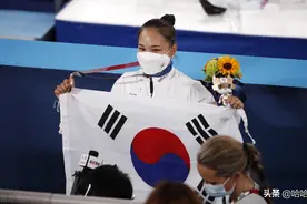韩国体操美女穿袜子上领奖台获赞！当时只穿了拖鞋，不能丢失礼仪图片