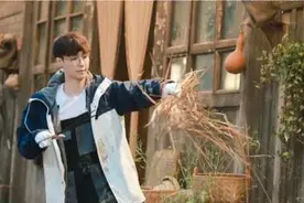 向往的生活：之前节目组还自诩保护艺人，看把艺兴累的，腰伤犯了图片