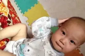 宝宝总是在挠头？可能健康出问题，小动作的暗示宝妈一定要读懂图片