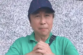 63岁冯巩用方言为河南加油，穿着朴素眼中含泪，却遭网友催捐款图片