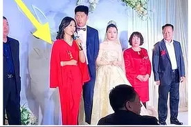 “气质婆婆”火了，儿子婚礼上出尽风头，新娘怒视：这婚你来结？图片