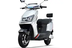 这2款电摩颜值高、动力猛，骑上很拉风，最高时速可达70km/h图片