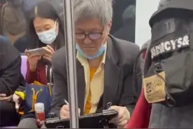 上海一女子地铁上被老爷爷现场速写，成品出来后，网友惊叹：大师图片