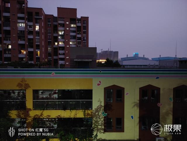 红魔5G暴走开黑，144Hz刷新率爽飞！除了打游戏它还有狠招～