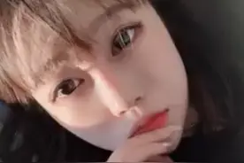 小说：她对我暧昧的一笑图片