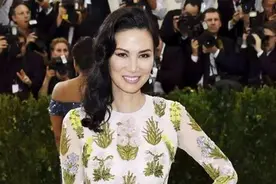 励志的邓文迪，头婚嫁50二婚嫁70，青春买单真的幸福吗？图片