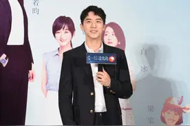 许魏洲的穿搭潮流休闲，连体裤搭配很有时尚个性图片