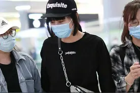 黄龄跌落舞台，两条腿都是伤，主办方有毒图片