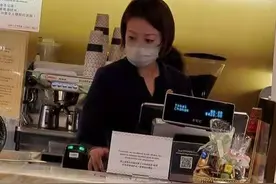 45岁香港小姐转行做服务员！遇到同事尴尬不敢对视，曾与成龙合作图片