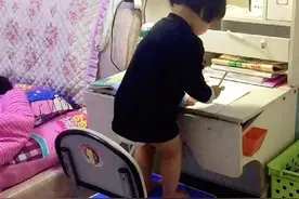 穿尿不湿的妹妹帮俩哥哥写作业，憨态模样笑翻众人，还有模有样图片