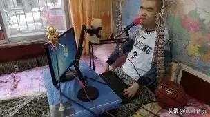 他是乐坛最特别的作词人,只有两根手指能动,却让20万人都哭了