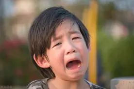 父亲娶了后妈，弟弟像“狗”一样被拴着打，姐姐不忍心：你快跑图片