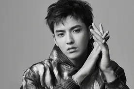 吴亦凡被捕后，曝其妈妈现身朝阳区，“披头散发”状态低迷图片