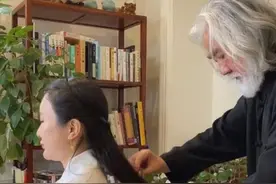 69岁张纪中帮娇妻梳头，相差31岁高调秀恩爱，妻子疑怀第3胎图片