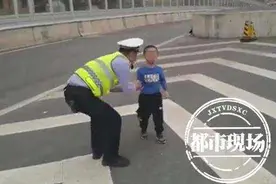 5岁男孩闯进高架快速路，南昌交警化身“奶爸”，帮他回家图片