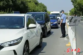华农学生返校测温入校图片