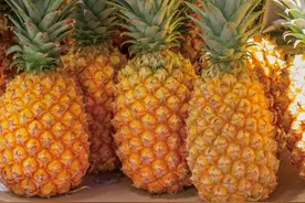 原来这才是切菠萝的正确做法，不削皮不挖眼，要是早点知道就好啦图片