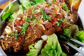 福建大叔用40斤的牛头做小吃，半个牛头598元，有人开车3小时来吃图片