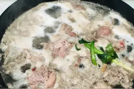 炖排骨的浮沫，是精华还是脏东西？听完老厨子的讲解，涨知识了图片