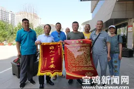 遇到老人摔伤怎么办？这名宝鸡干部做给你看图片