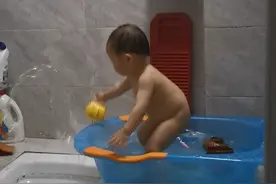 2岁的宝宝，自己读书吃饭洗澡，不是亲眼目睹，我自己都不信图片